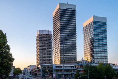 Hamburg, Almanya - 08: 24 2022: Hamburg Mundsburg 'daki sözde Mundsburg kulelerinin manzarası, 3 gökdelen