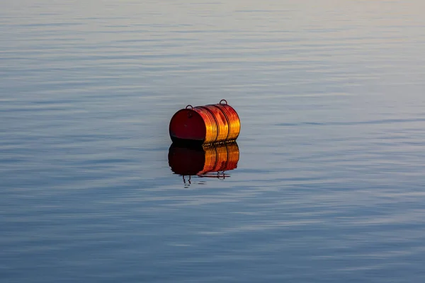 Gros Plan Canon Rouge Dans Eau Comme Marqueur — Photo