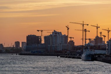 Hamburg, Almanya - 05: 03 2022: Turuncu gökyüzü ile Hamburg 'daki Hafencity manzarası.