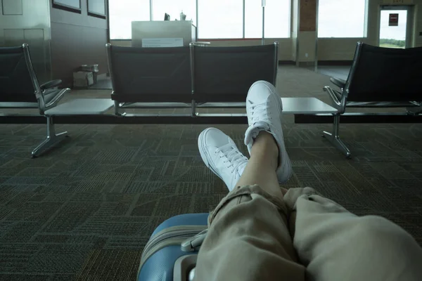 Close Unrecognizable Traveler Legs Suitcase Waiting Airport Copy Space — Stock Photo, Image