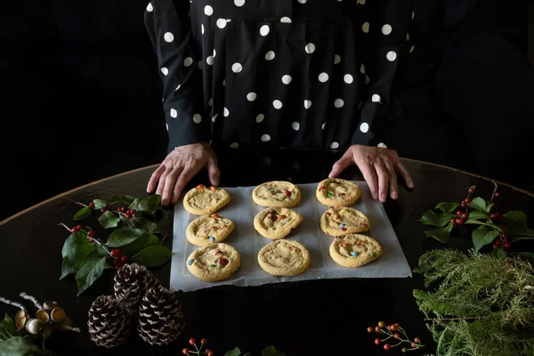 Unrecognizable Woman Leaving Trays Christmas Cookies Table Black Background Copy — Stock Photo, Image