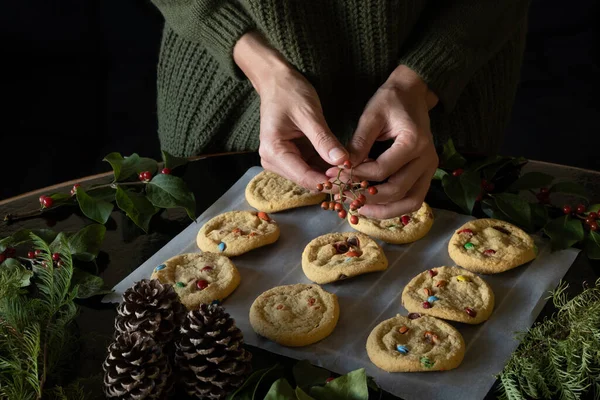 Front Shot Unrecognizable Woman Decorating Christmas Cookies Dark Background Dark — Stock Photo, Image