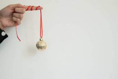 Kırmızı kurdeleli, beyaz arka planlı ve kopyalama alanlı Noel topu.