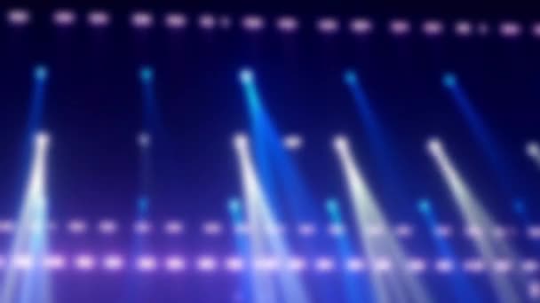 コンサートスポットライトと点滅するライトでビデオをブリリー 舞台上で立ち上がる光線を背景に アーティストのパフォーマンスと抽象ダークブルーのホール ループ4Kビデオ — ストック動画