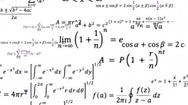 Hesaplamalar ve cebir. Matematiksel formüllerden. Stok 4K videosu. Alfa kanalı ile bilimsel animasyon. Havada uçan numara.