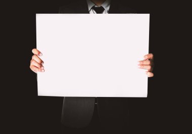 Genç Adam Beyaz Uçağı Tutuyor Karton Siyah Arkaplan İzole Edildi. Modern İşaret Kurulu erkek arkaplanı tutuyor