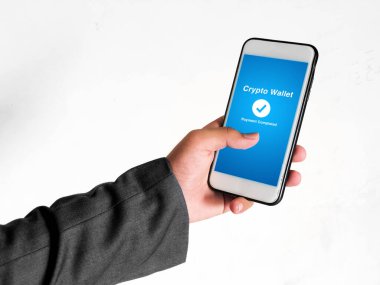 Ödeme Kripto Cüzdan Tasarım Arkaplanından Genç adamın cep telefonuyla tamamlandı. Mobil konsept arkaplan ile ödeme