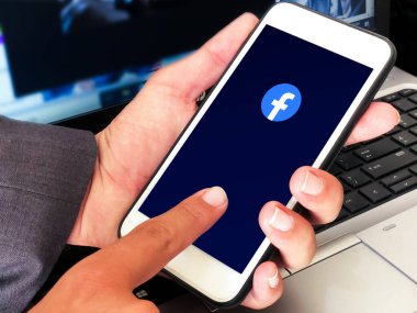 Mobil ekranda uygulamalı Facebook Mobil Uygulama arkaplanı açıldı. Editoryal sosyal medya arkaplan kavramı