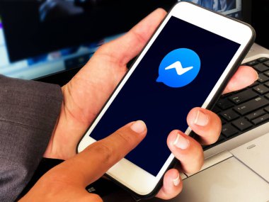 Smartphone Screen 'de Büyük Haberci Simgesi ile Mobil Uygulama Mesajlaşması. Sosyal medya kullanımı için modern editoryal arkaplan