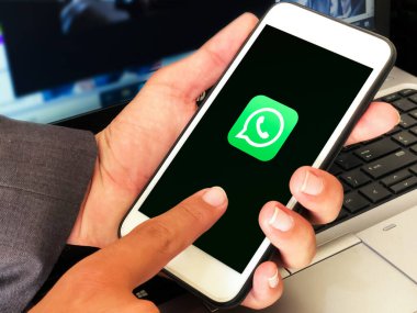 WhatsApp Mobil Uygulaması Parmağa Dokunarak Akıllı Telefon Ekranında Gösteriliyor. Mesajlaşma Uygulaması kavramı editör arkaplanı