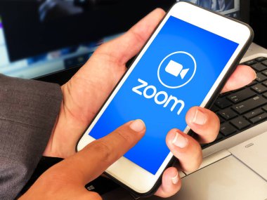 Çevrimiçi Görüntü Çağrıları ve Sınıflar için Zoom Mobil Uygulaması ekranda simge ile açılır. Çevrimiçi eğitim ve toplantılar için düzenleyici resim