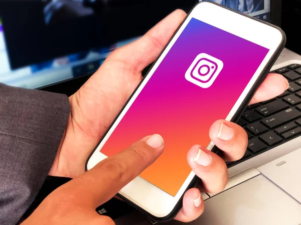 代表社交媒体应用的智能手机上五颜六色的现代Instagram移动应用程序全屏 编辑概念背景 — 图库照片