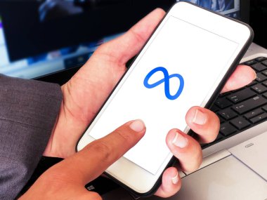Tüm büyük sosyal medya platformlarının Sosyal Medya Dev Meta Ana Şirketi. Cep telefonunda editoryal meta işareti