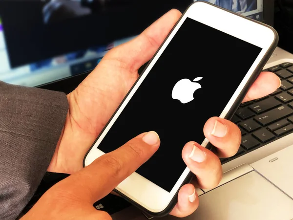 Man Using Apple Phone Editorial Iphone Background Logo — 图库照片