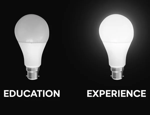 Образование Против Опыта Концепция Фон Светящимися Лампочками Лампочки Одна Лампочка — стоковое фото