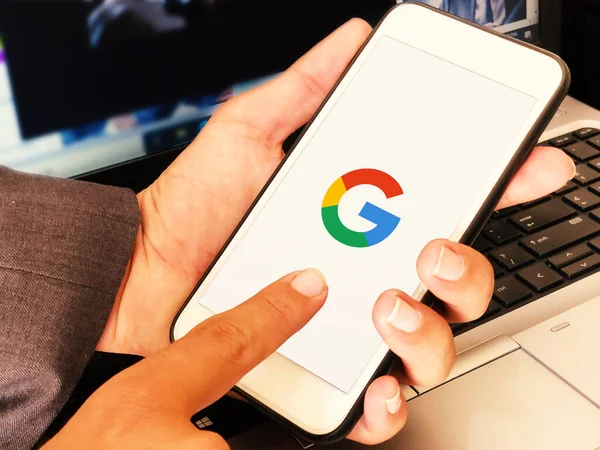 Mobil Editör Kavram Arkaplanındaki Google Uygulamalarını Laptop ve Mobil Bilgisayarla Kullanan Adam. Mobil arkaplanda Google