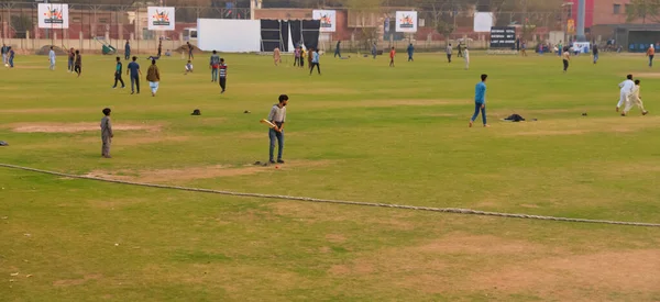 Sydasiatiska Människor Spelar Cricket Arenan Kvällen Redaktionell Bild Människor Som — Stockfoto