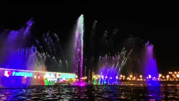Fuente Danza Lugar Público Con Luces Colores Noche Video Fuentes — Vídeos de Stock