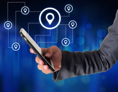 Mobile 'deki GPS' i takip için kullanan adam. Harita arkaplanının gelecekteki teknolojisi