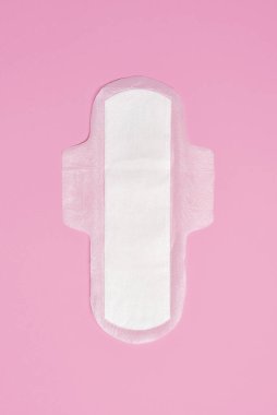 Pembe arka planda pamuk hijyenik peçete