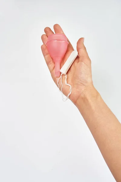 Cangkir Menstruasi Merah Muda Silikon Tampon Higienis Tangan Perempuan Dengan — Stok Foto