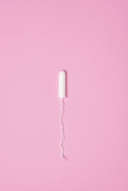 Pembe arka planda adet görmek için kadın hijyenik tamponu.