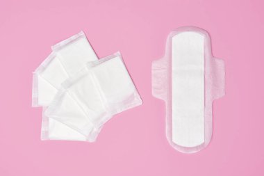 Pembe arka planda pamuklu hijyenik peçete.