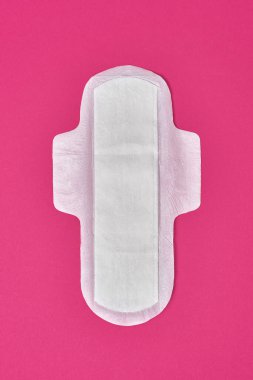 Pamuk hijyenik peçete, fuşya pembe arka planda.