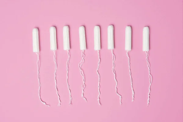 Vrouwelijke Hygiënische Tampons Voor Menstruatie Een Roze Achtergrond — Stockfoto