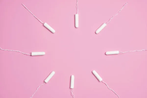 Vrouwelijke Hygiënische Tampons Voor Menstruatie Een Roze Achtergrond — Stockfoto