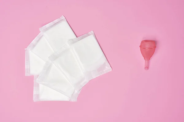 Verpakt Katoen Maandverband Siliconen Roze Menstruatiecup Roze Achtergrond — Stockfoto