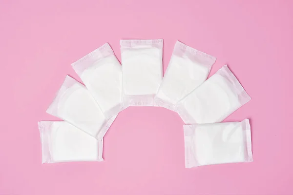 Assorbente Igienico Cotone Confezionato Sfondo Rosa — Foto Stock