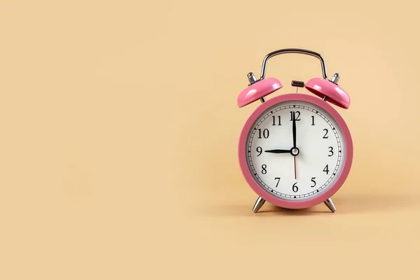 Reloj Despertador Rosa Sobre Fondo Beige Concepto Hora Punto Copiar Fotos De Stock Sin Royalties Gratis