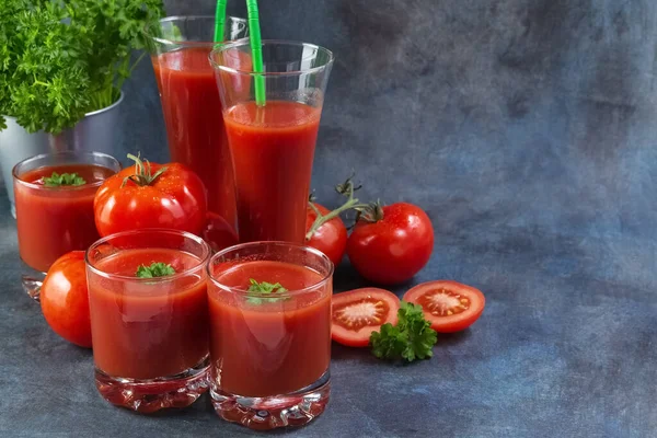 Tomato Juice Glasses Tomatoes Parsley Grunge Background Still Life Photo — Stock Photo, Image