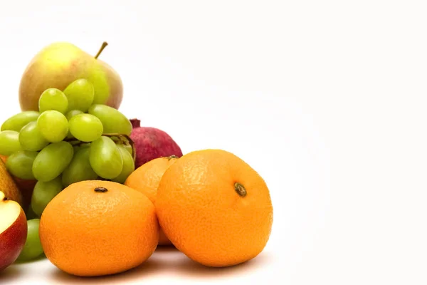 Frutas maduras em um fundo branco. Pêras, uvas e tangerinas sobre fundo branco. — Fotografia de Stock