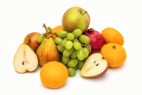 白い背景に熟した果物のまだ生活。白を基調とした梨、ブドウ、みかん. — ストック写真