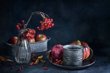 Bir fincan çay, vazoda bir dal Rowan ve eski bir grunge arka planda meyveler. Sonbahar natürmortu. Kart. Poster.