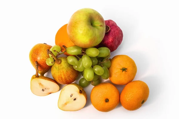 Mogna frukter på en vit bakgrund. Päron, druvor och mandariner på en vit bakgrund. Platt äggläggning. — Stockfoto