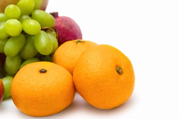 Frutas maduras em um fundo branco. Pêras, uvas e tangerinas sobre fundo branco. — Fotografia de Stock