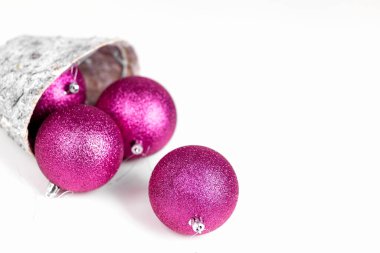 Beyaz arka planda bir sepetin içinde noel topları. İzole et. Boşluğu kopyala.