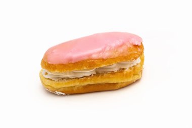 Beyaz arka planda kremalı çörekler. İzole et.