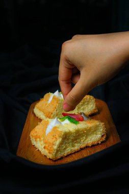 Siyah arkaplanda peynirli şifon pasta