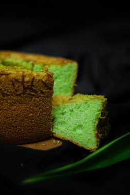 Siyah arkaplanda şifonlu kek