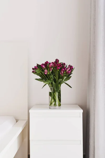 Alstroemeria Virágok Csokor Egy Éjjeliszekrényen Egy Hálószobában Lakberendezés Belsőépítészeti Ötletek Jogdíjmentes Stock Képek