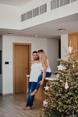 Genç çift Noel tatilinde evde dinleniyor. Romantik bir sabah. Aşk ve ilişki. Yeni yıl kutlaması