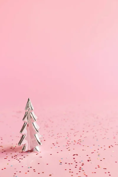 Kerst Achtergrond Met Kleine Zilveren Kerstboom Kleurrijke Glitters Roze Nieuwjaarsfeest — Stockfoto