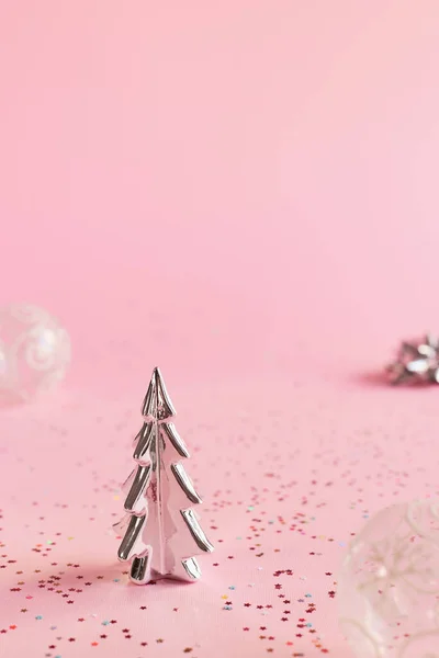Minimale Kerstachtergrond Van Roze Kleur Kleine Kerstboom Transparante Ballen Kleurrijke — Stockfoto