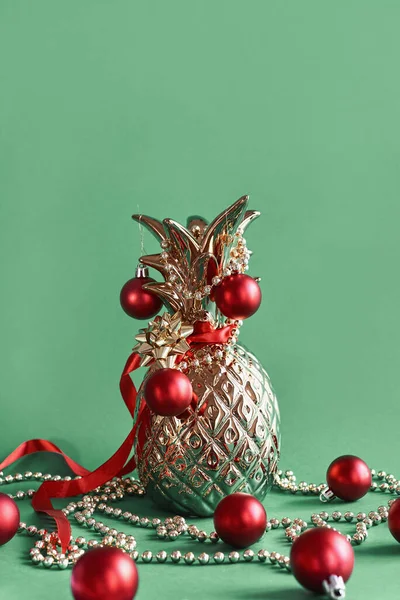Metalen Ananas Versierd Met Rode Kerstballen Linten Metalen Bloemenslingers Groene — Stockfoto