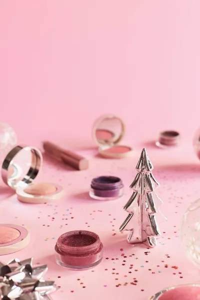 Schoonheidsproducten Kerstdecor Roze Achtergrond Kerst Nieuwjaar Feest Make Concept Feestelijke — Stockfoto