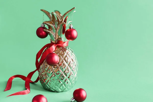 Metalen Ananas Versierd Met Rode Kerstballen Groene Achtergrond Alternatieve Kerstboom — Stockfoto